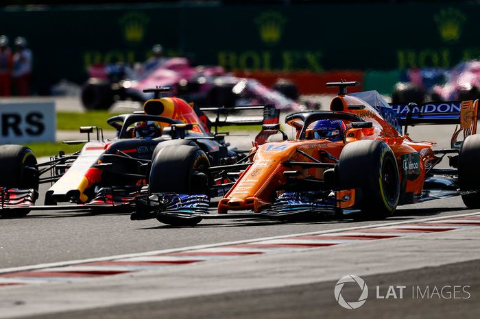 Fernando Alonso, McLaren MCL33, lucha conDaniel Ricciardo, Red Bull Racing RB14