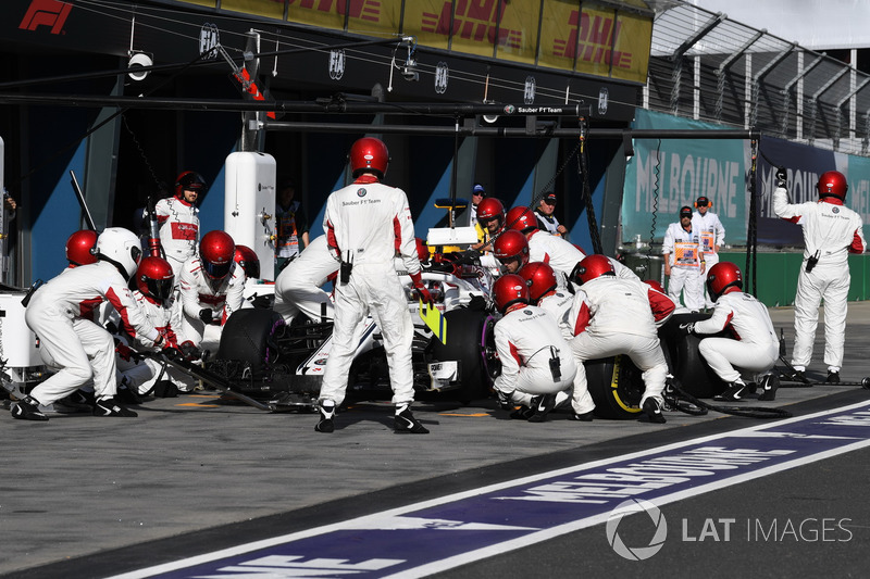 Charles Leclerc, Sauber C37, pit stop
