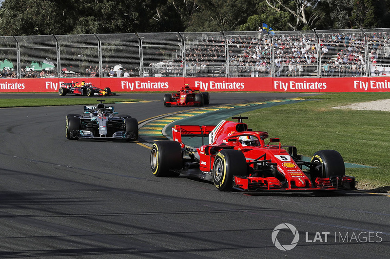 Sebastian Vettel, Ferrari SF71H devance Lewis Hamilton, Mercedes-AMG F1 W09