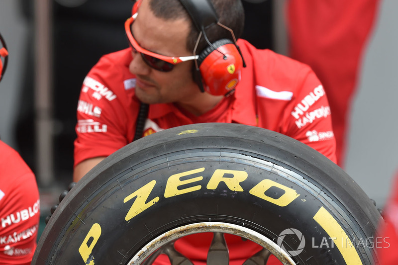 Mécanicien Ferrari et pneus Pirelli
