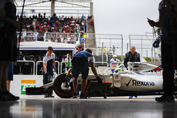 Felipe Massa, Williams FW40, in the pits