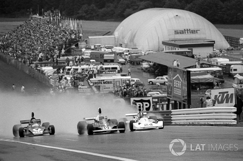 Start zum GP Österreich 1975 auf dem Österreichring: Niki Lauda, Ferrari 312T, führt