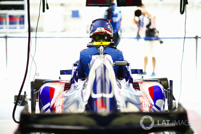 Pierre Gasly, Toro Rosso STR13 Honda, entre dans sa voiture