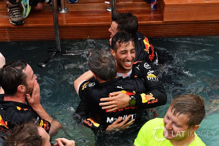 Daniel Ricciardo, Red Bull Racing merayakan kemenangan di kolam renang