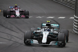 Valtteri Bottas, Mercedes AMG F1 W09, Esteban Ocon, Force India VJM11