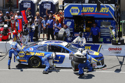 Chase Elliott, Hendrick Motorsports, Chevrolet Camaro NAPA Auto Parts pit stop