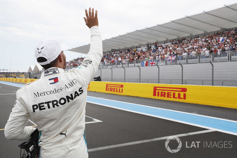 Peraih pole, Lewis Hamilton, Mercedes AMG F1, melambaikan tangan ke arah tribun