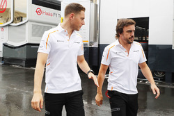 Stoffel Vandoorne, McLaren, et Fernando Alonso, McLaren