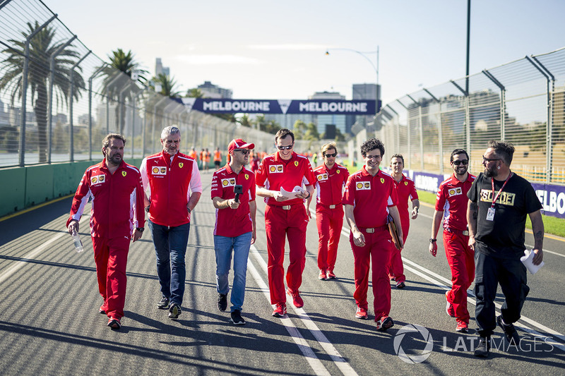 Себастьян Феттель, Ferrari, керівник команди Ferrari Мауріціо Аррівабене, гоночний інженер Ferrari РІккардо Адамі