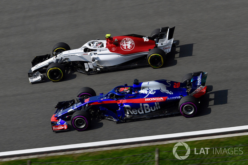 Charles Leclerc, Sauber C37 et Brendon Hartley, Scuderia Toro Rosso STR13