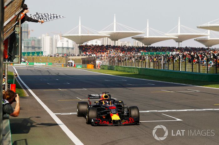 Daniel Ricciardo, Red Bull Racing RB14 Tag Heuer se lleva la victoria