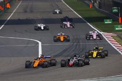 Fernando Alonso, McLaren MCL33 Renault, Romain Grosjean, Haas F1 Team VF-18 Ferrari, Carlos Sainz Jr., Renault Sport F1 Team R.S. 18, Stoffel Vandoorne, McLaren MCL33 Renault, and Esteban Ocon, Force India VJM11 Mercedes