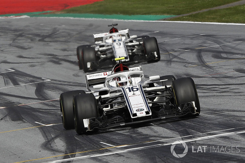 Charles Leclerc, Sauber C37 et Marcus Ericsson, Sauber C37 franchissent la ligne