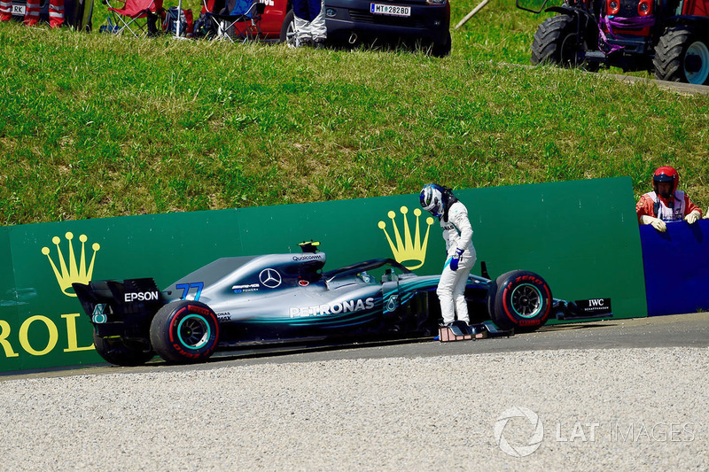 Bottas also falls prey of technical problems