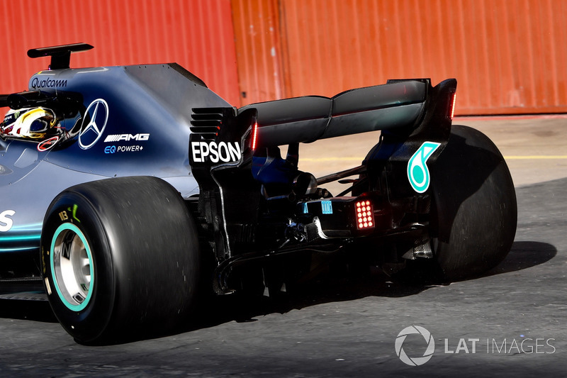Lewis Hamilton, Mercedes-AMG F1 W09 dengan lampu sayap belakang