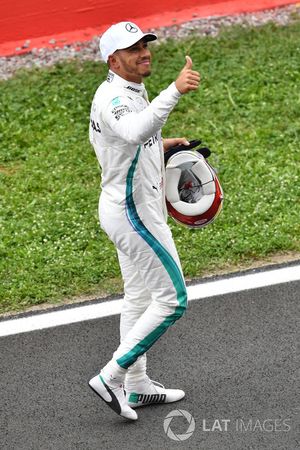 Ganador de la pole Lewis Hamilton, Mercedes-AMG F1 celebra en parc ferme