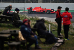 I fan guardano Sebastian Vettel, Ferrari SF71H