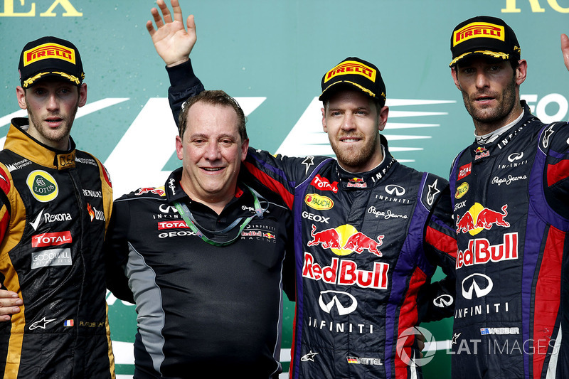 Podium : le second Romain Grosjean, Lotus F1, Matt Cadieux, attaché de presse, Red Bull Racing, le vainqueur Sebastian Vettel, Red Bull Racing, le troisième Mark Webber, Red Bull Racing