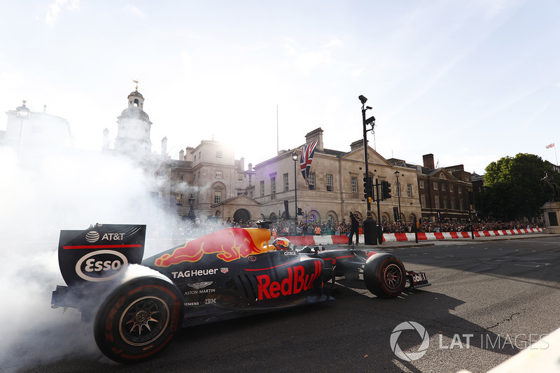 Daniel Ricciardo, Red Bull Racing RB13, does some donuts