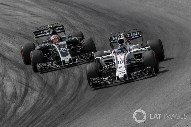 Lance Stroll, Williams FW40 ve Kevin Magnussen, Haas F1 Team VF-17
