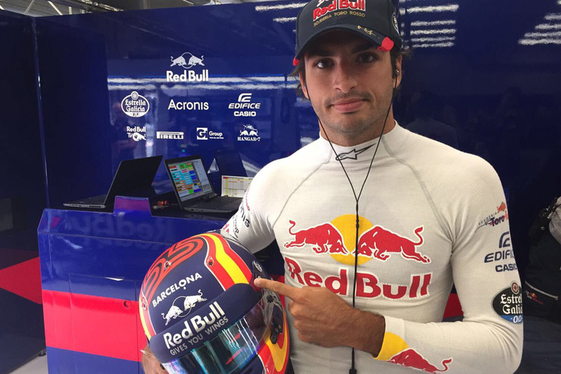 Карлос Сайнс мол., Scuderia Toro Rosso, із шоломом на честь жерт теракту в Барселоні