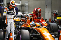 Stoffel Vandoorne, McLaren, Kimi Raikkonen, Ferrari, dans le Parc Fermé