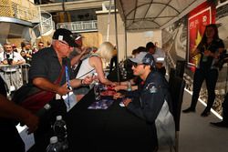 Carlos Sainz Jr., Scuderia Toro Rosso firma de autógrafos para los fans