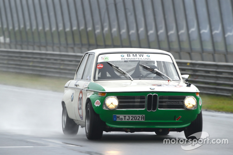 Cosmas Asam racet met de BMW 2002 Ti