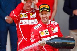 Ganador de la carrera Sebastian Vettel, Ferrari, segundo lugar Kimi Raikkonen, Ferrari