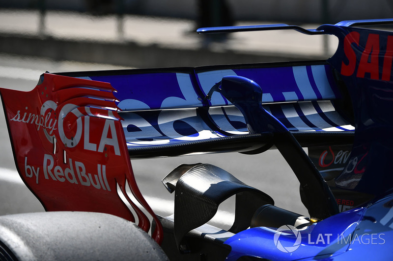 L'aileron arrière de la voiture de Carlos Sainz Jr., Scuderia Toro Rosso STR12