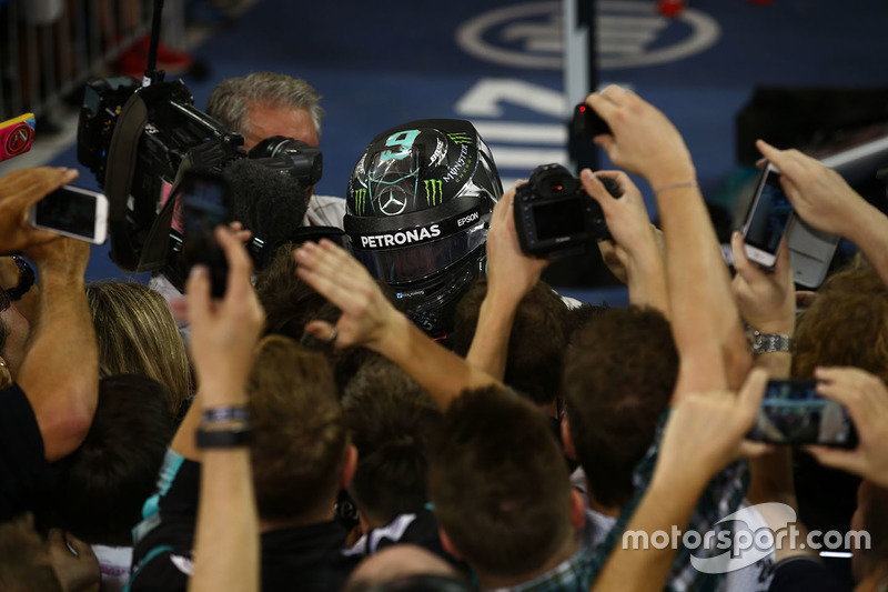 Segundo lugar y nuevo campeón mundial Nico Rosberg, de Mercedes AMG Petronas F1 celebra en parc ferm