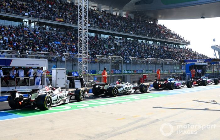 Esteban Ocon, Haas F1 Team, Oliver Bearman, Haas F1 Team