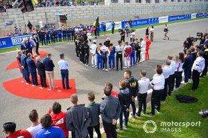 Ceremonia en memoria del piloto Anthoine Hubert.