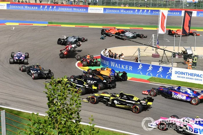 Kimi Raikkonen, Alfa Romeo Racing C38, es tocado por  Max Verstappen, Red Bull Racing RB15. Charles Leclerc, Ferrari SF90, Lewis Hamilton, Mercedes AMG F1 W10, Sebastian Vettel, Ferrari SF90 y Valtteri Bottas, Mercedes AMG W10