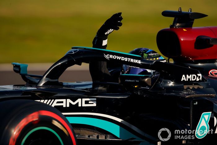 Ganador de la primera posición para la carrera Sprint Lewis Hamilton, Mercedes W12