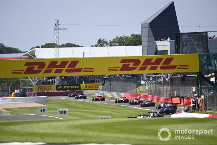 Sebastian Vettel, Aston Martin AMR21, Fernando Alonso, Alpine A521, Carlos Sainz Jr., Ferrari SF21, y el resto del los coches a través del pit lane