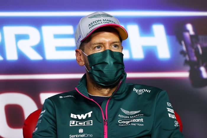 Sebastian Vettel, Aston Martin durante la conferencia de prensa