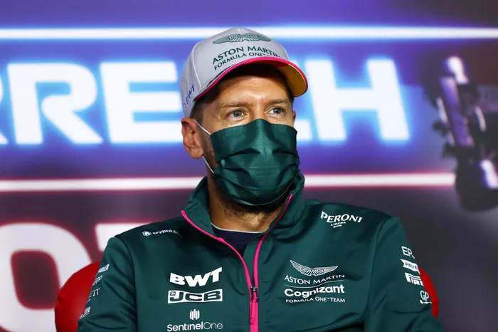 Sebastian Vettel, Aston Martin durante la conferencia de prensa