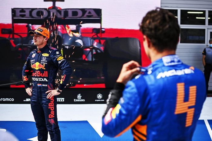 Ganador de la pole Max Verstappen, Red Bull Racing, y el segundo puesto Lando Norris, McLaren en Parc Ferme