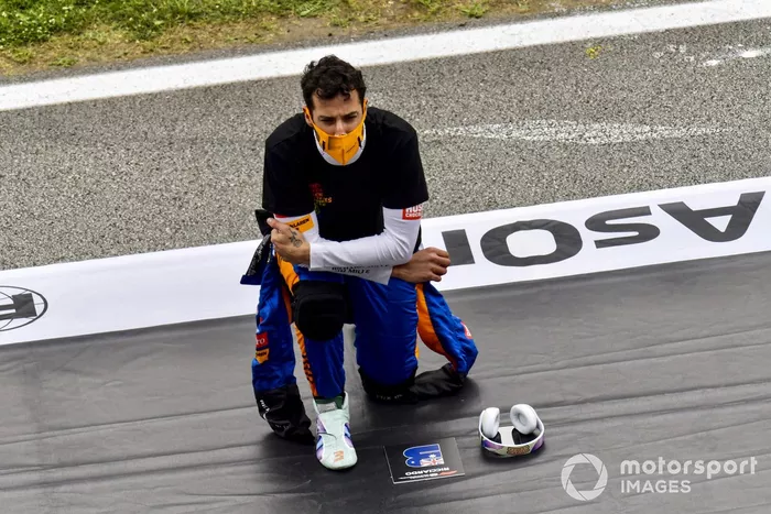 Daniel Ricciardo, McLaren, se arrodilla en la parrilla
