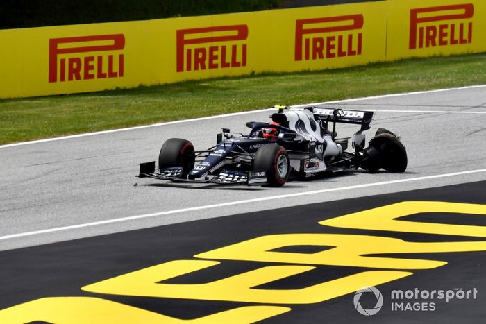 Pierre Gasly, AlphaTauri AT02, vuelve a boxes con su coche dañado