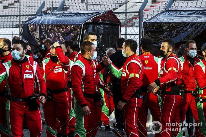 El equipo AF Corse celebra