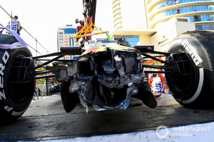 Daños en el coche de Max Verstappen, el RB16B de Red Bull Racing tras el accidente