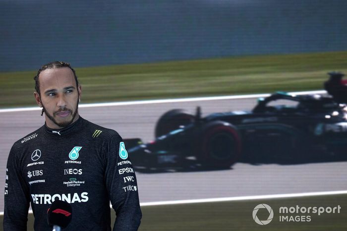 Lewis Hamilton, de Mercedes, en el Parc Ferme tras conseguir su pole position 100 en la F1