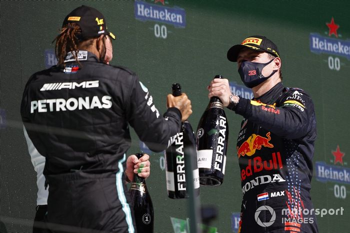 Podio: ganador de la carrera Lewis Hamilton, Mercedes, y el segundo lugar Max Verstappen, Red Bull Racing