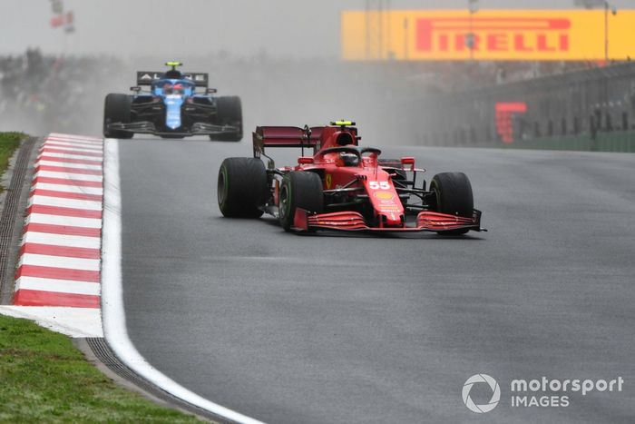Carlos Sainz Jr., Ferrari SF21, Esteban Ocon, Alpine A521