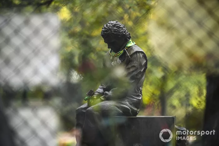 Una estatua homenaje a Ayrton Senna