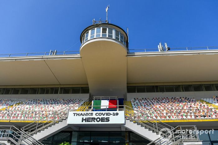 Una grada con siluetas de aficionados 