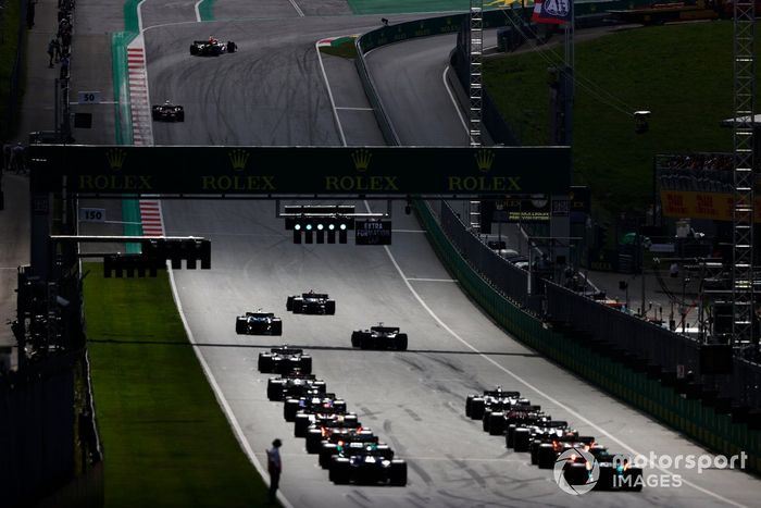 Los pilotos se alejan para la vuelta de formación