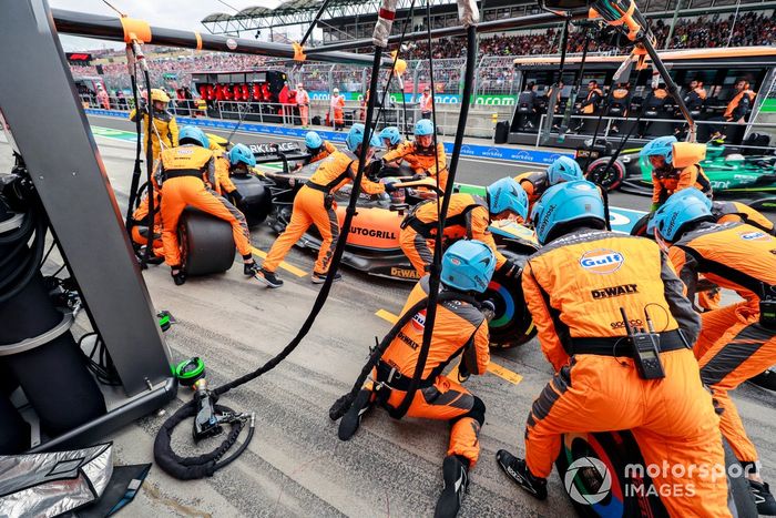 Daniel Ricciardo, McLaren MCL36, pit stop